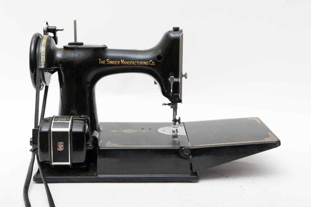 Vintage Singer Sewing Machine in Case