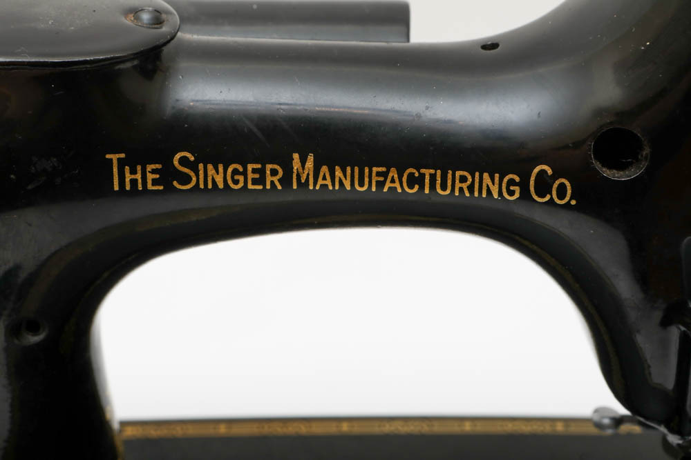 Vintage Singer Sewing Machine in Case