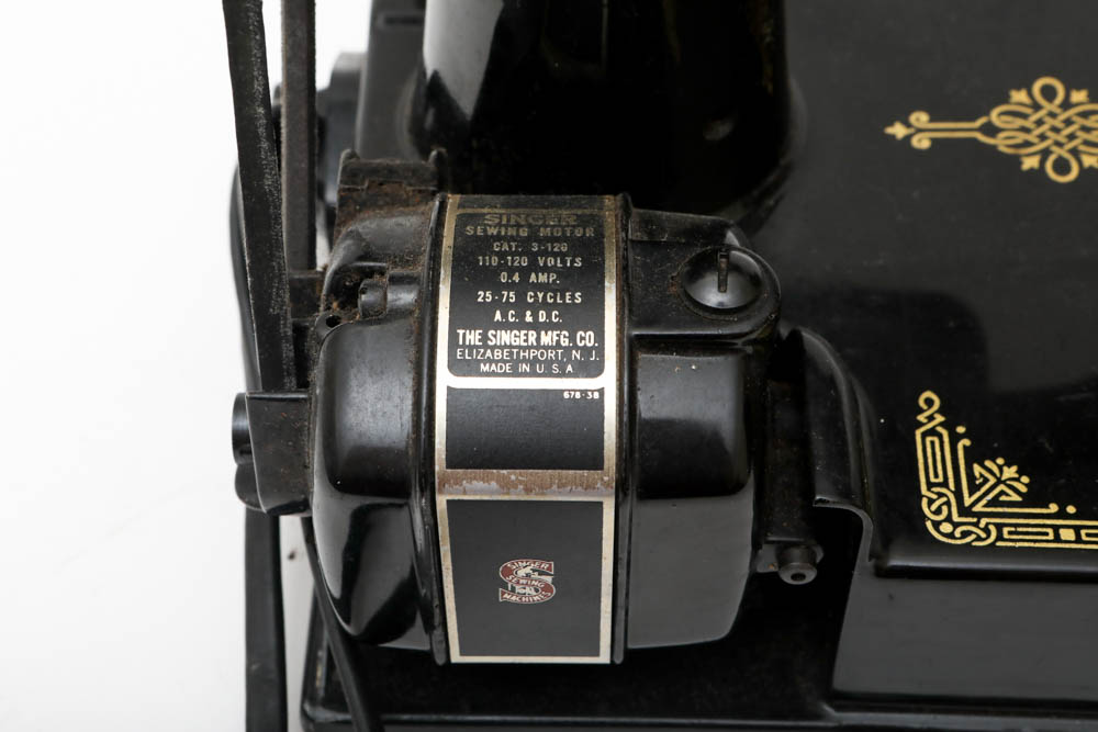 Vintage Singer Sewing Machine in Case