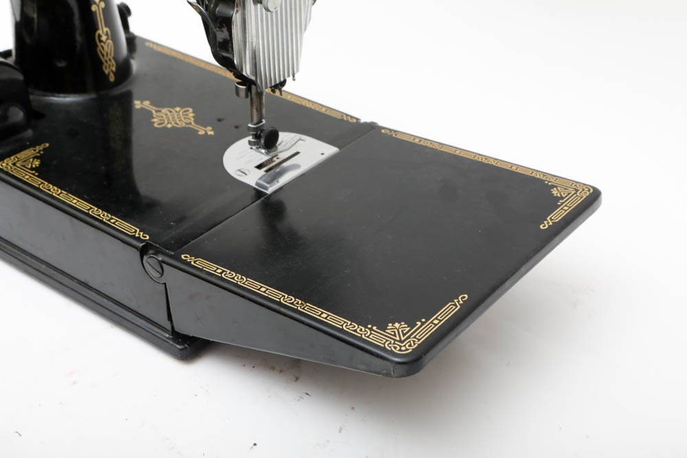 Vintage Singer Sewing Machine in Case