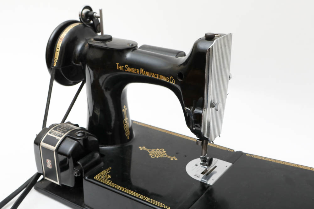 Vintage Singer Sewing Machine in Case
