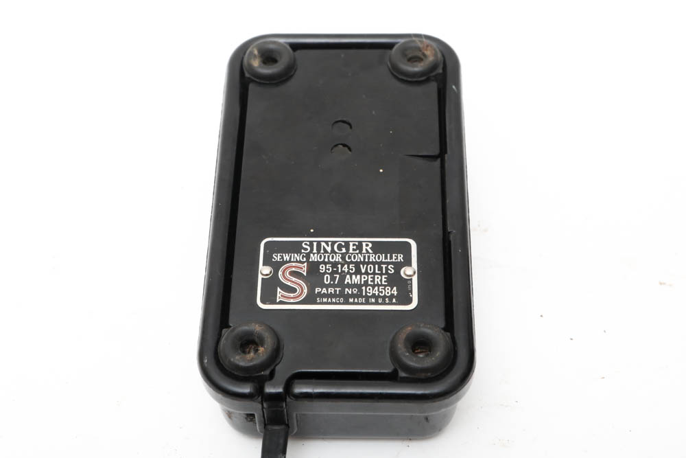 Vintage Singer Sewing Machine in Case