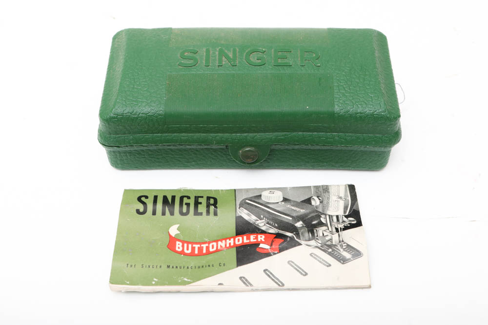 Vintage Singer Sewing Machine in Case