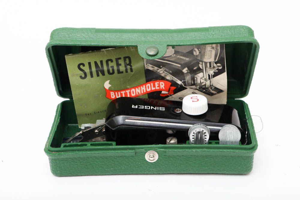 Vintage Singer Sewing Machine in Case