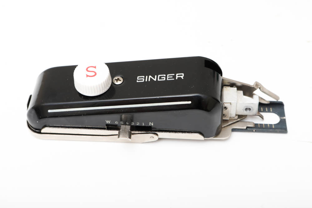 Vintage Singer Sewing Machine in Case