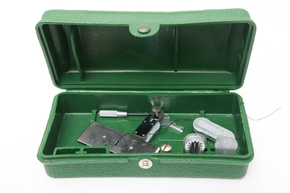 Vintage Singer Sewing Machine in Case