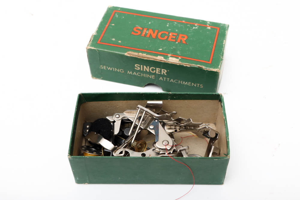 Vintage Singer Sewing Machine in Case