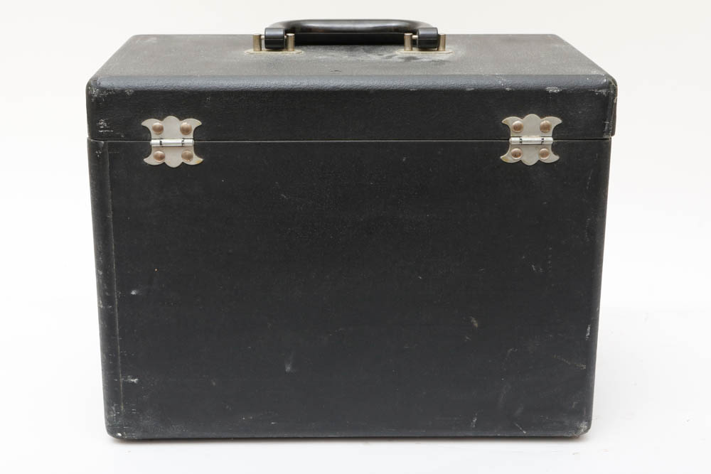 Vintage Singer Sewing Machine in Case