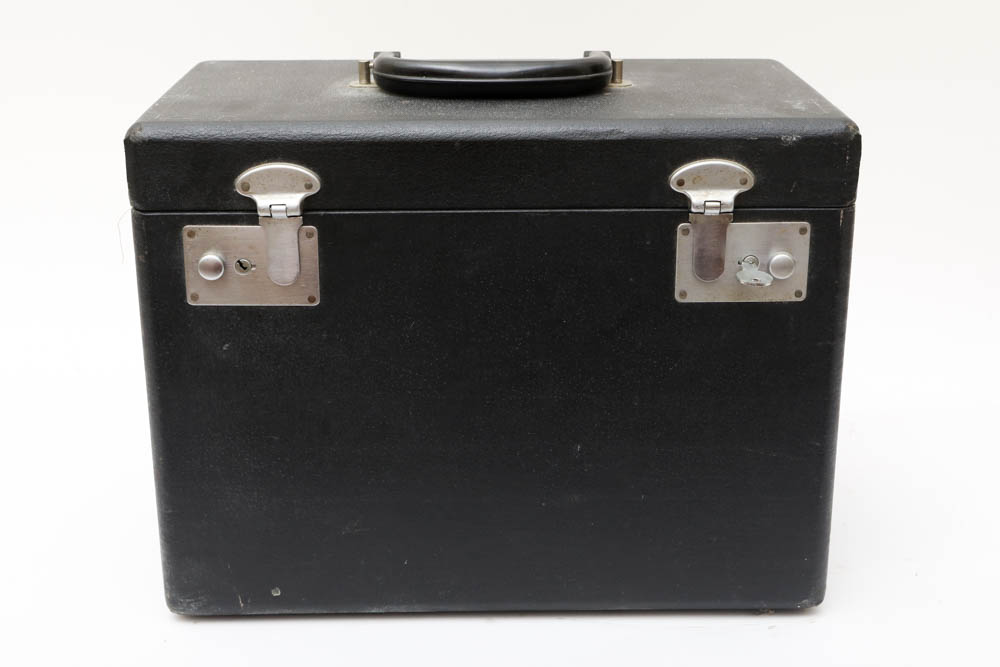 Vintage Singer Sewing Machine in Case