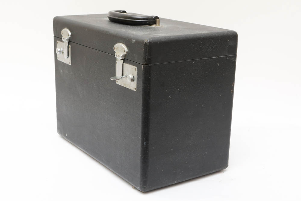 Vintage Singer Sewing Machine in Case