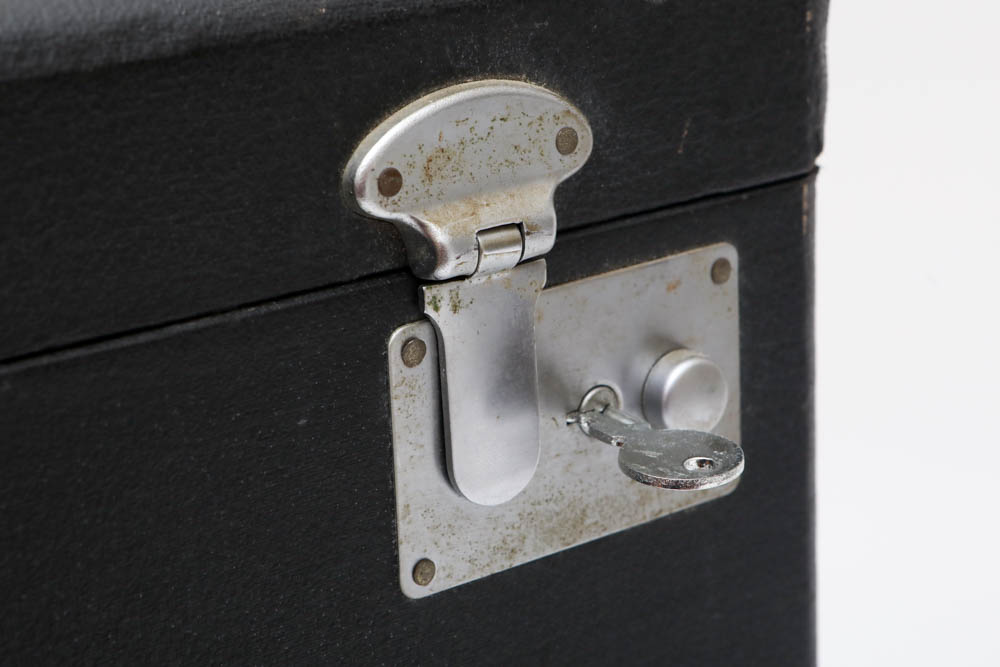 Vintage Singer Sewing Machine in Case