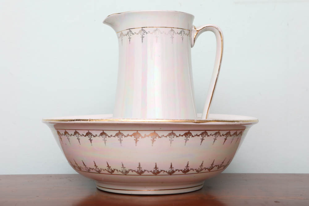 Antique English Pitchers, Basins and Chamberpots including Alfred Meakin