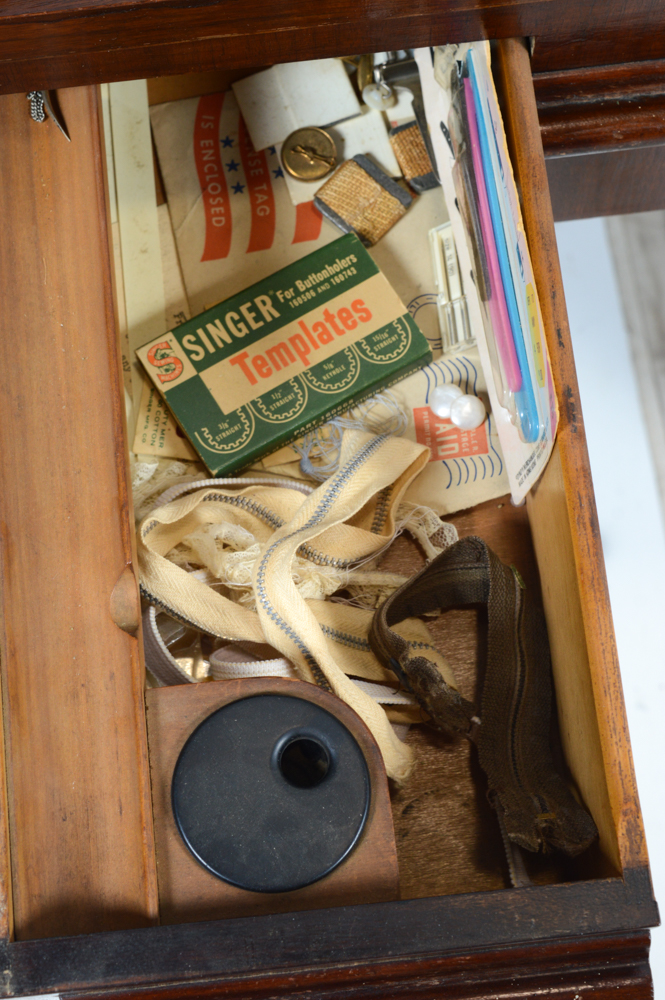 Vintage Art Deco Cabinet Singer Sewing Machine