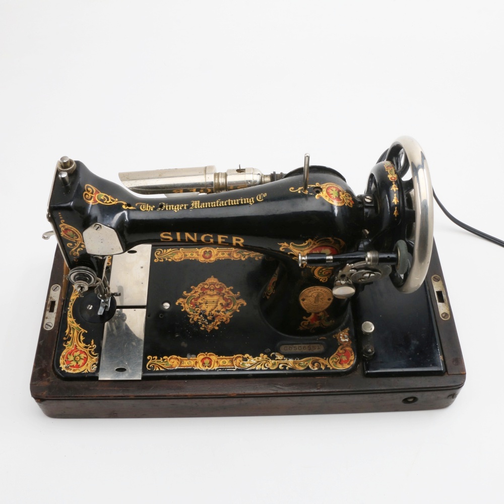 1924 Singer Sewing Machine Model 128 with Bentwood Case