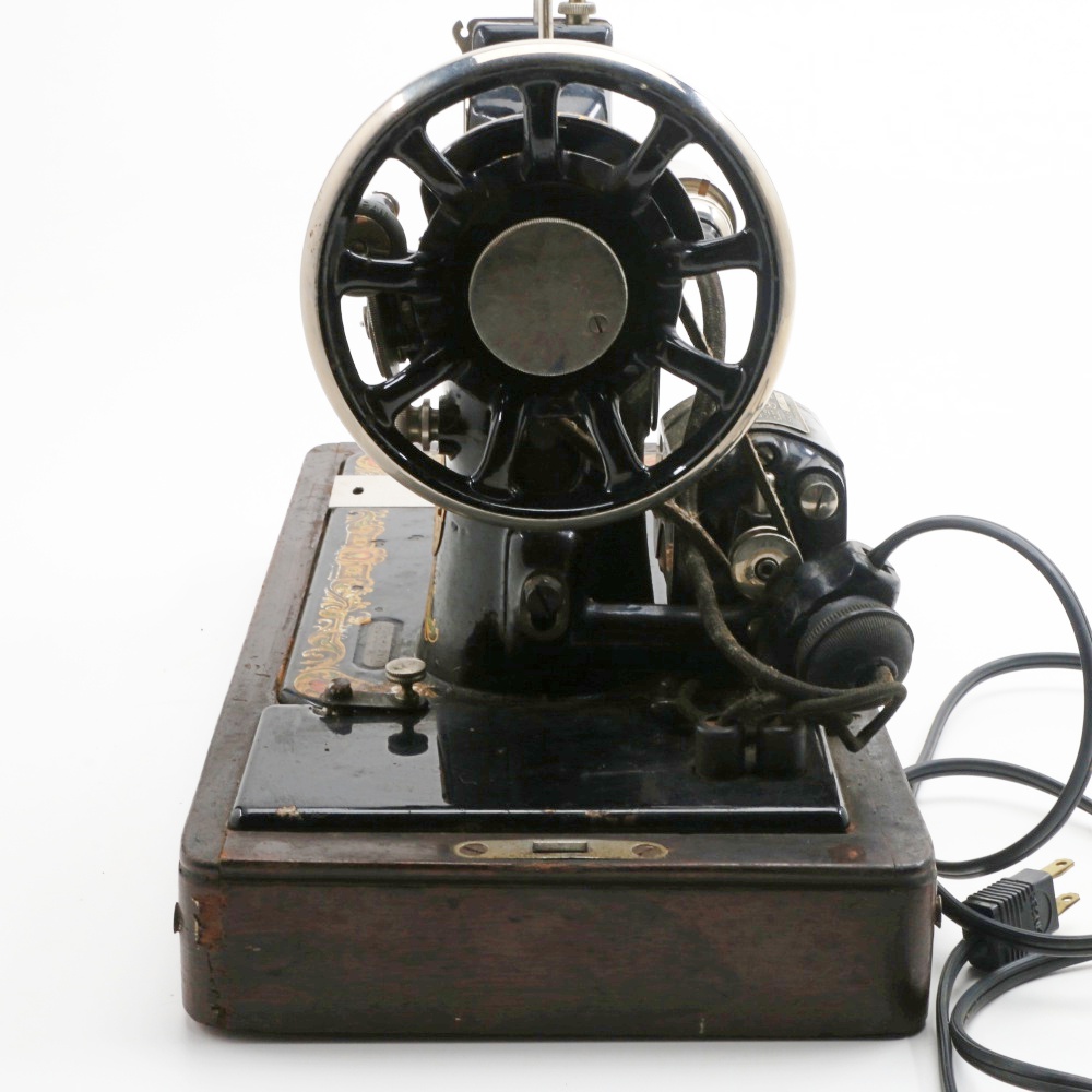 1924 Singer Sewing Machine Model 128 with Bentwood Case