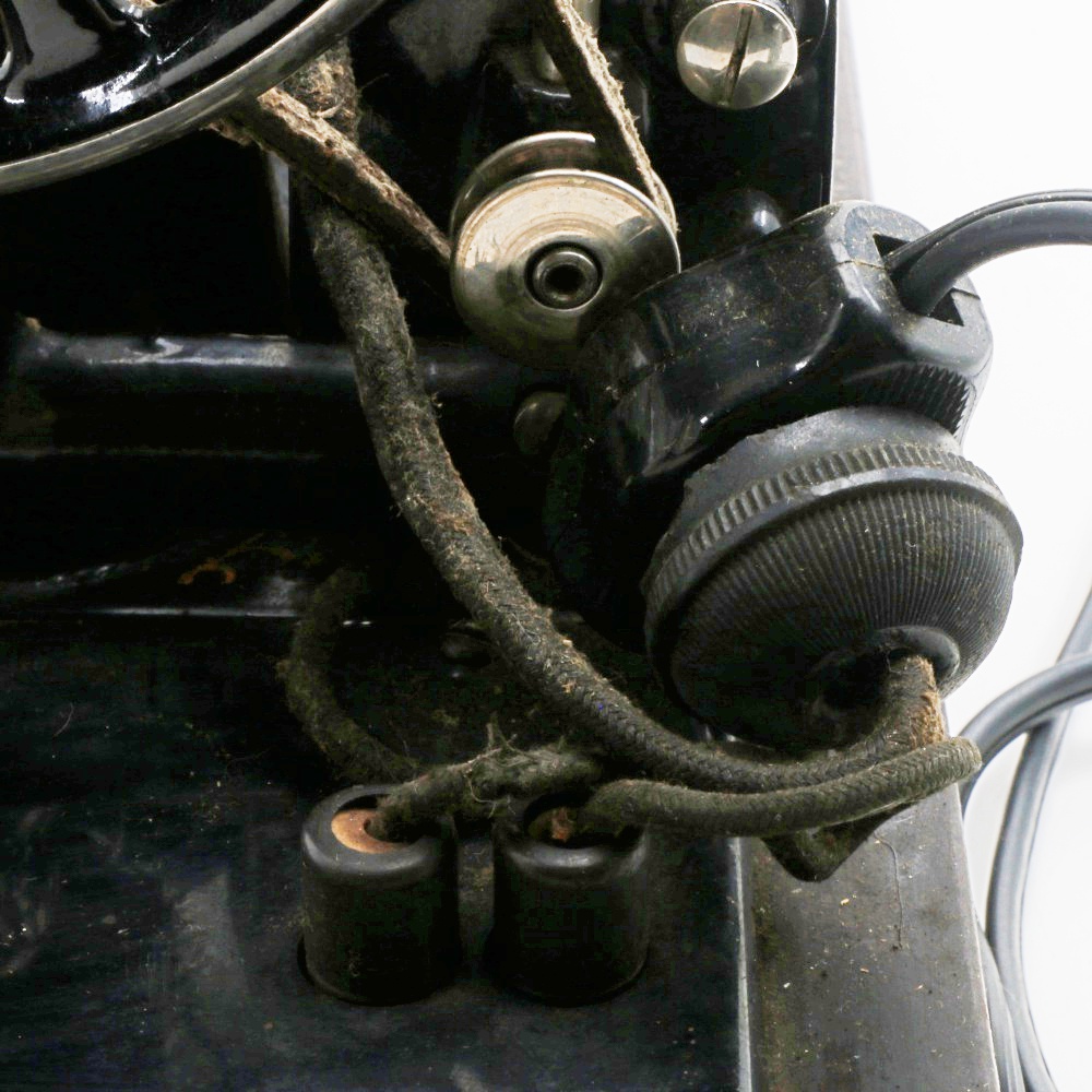 1924 Singer Sewing Machine Model 128 with Bentwood Case