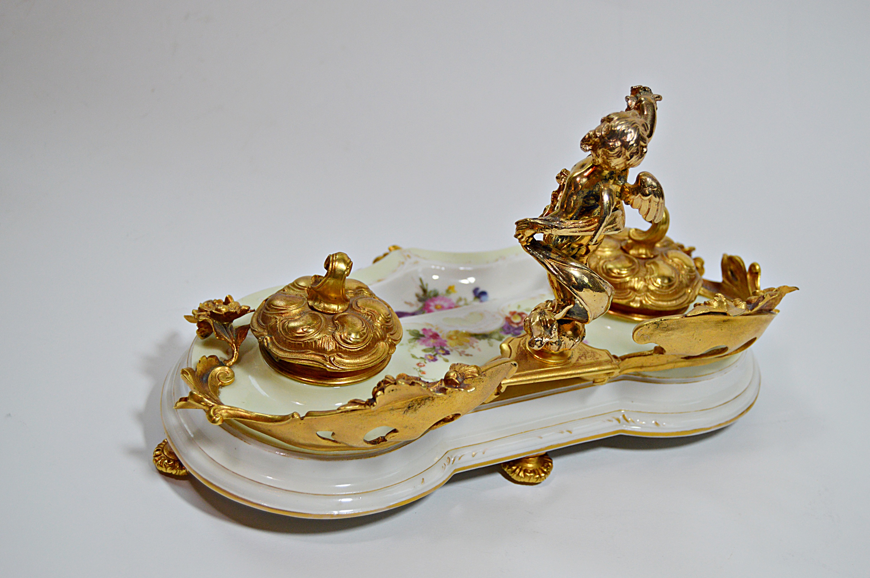 Antique KPM Seger Porcelain Double Ink Well with a Mother-of-Pearl Pen