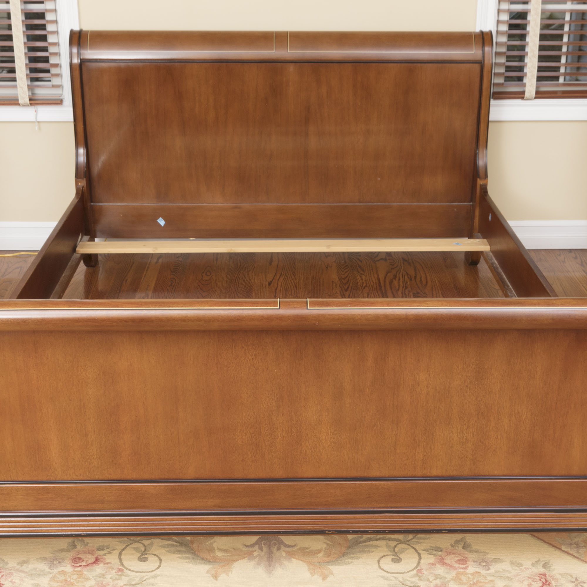 Neoclassical Style Queen Size Sleigh Bed