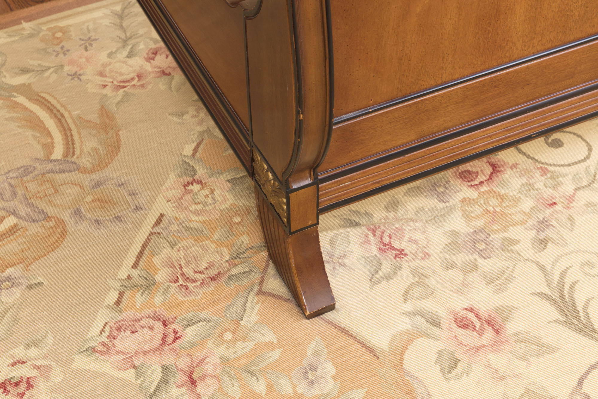 Neoclassical Style Queen Size Sleigh Bed