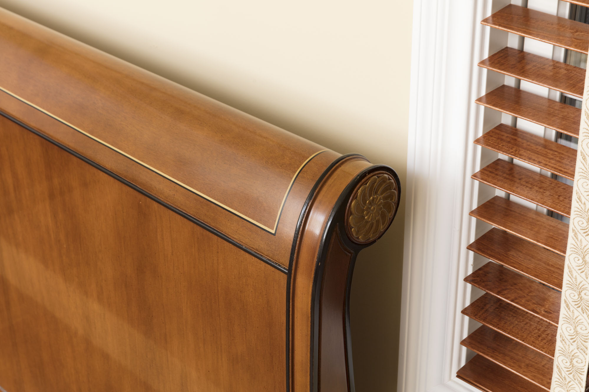 Neoclassical Style Queen Size Sleigh Bed