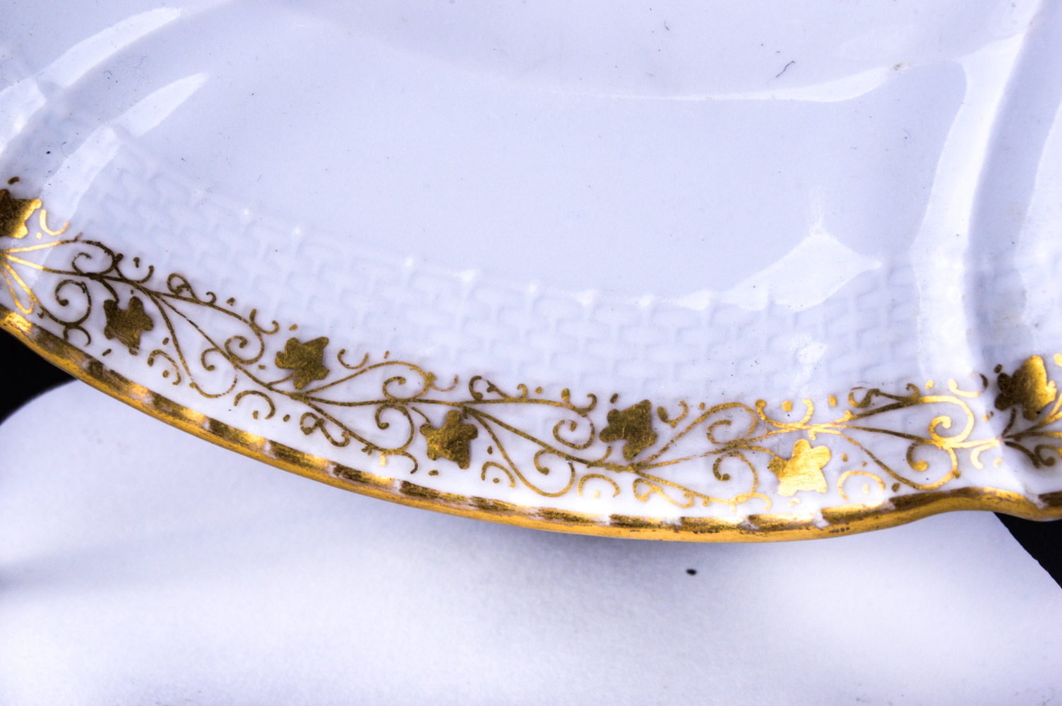 Pair of Kaiser Wilhelm II KPM Berlin Porcelain "Neuozier" Service Dinner Plates