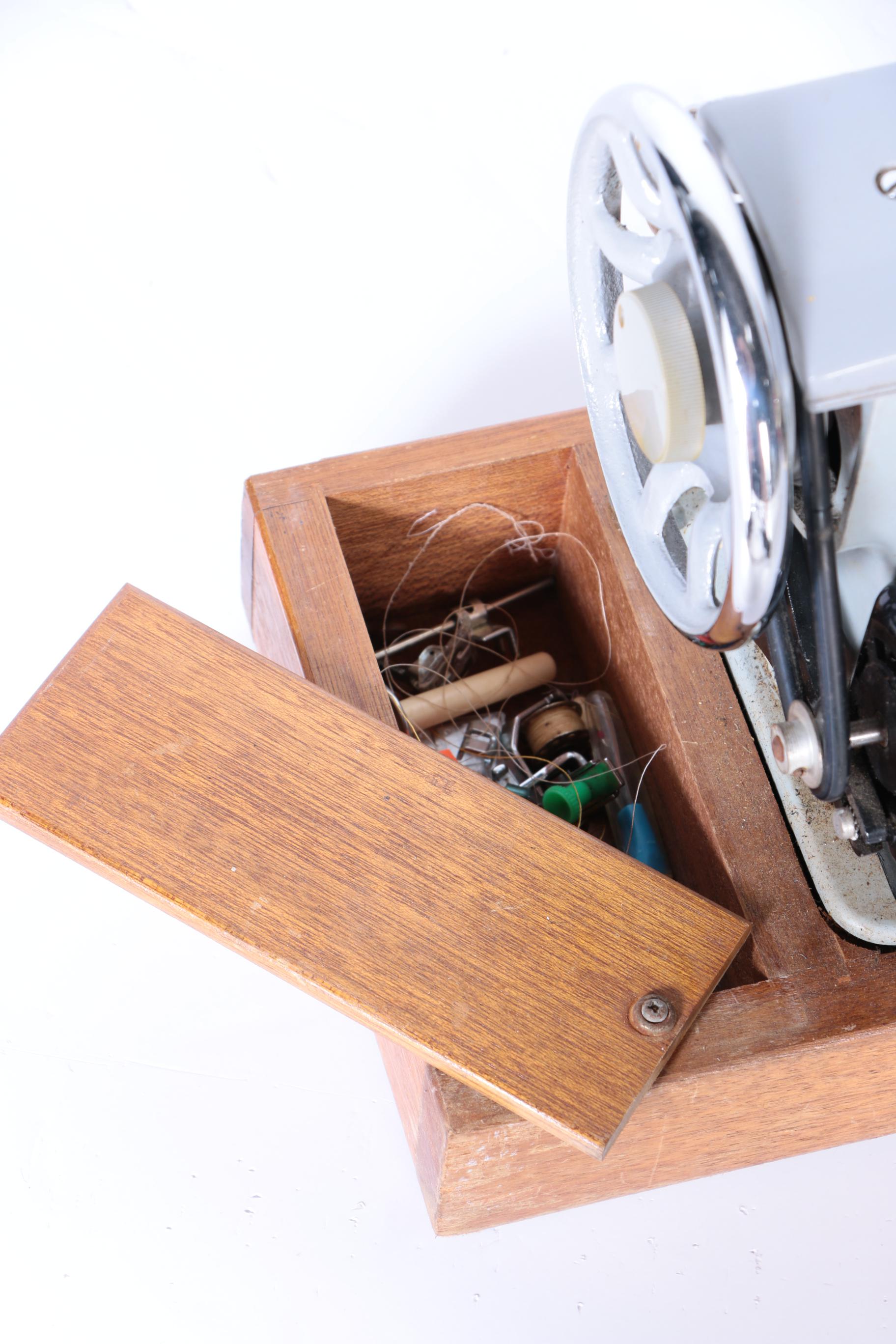 Read's Sailmaker Sewing Machine With Case