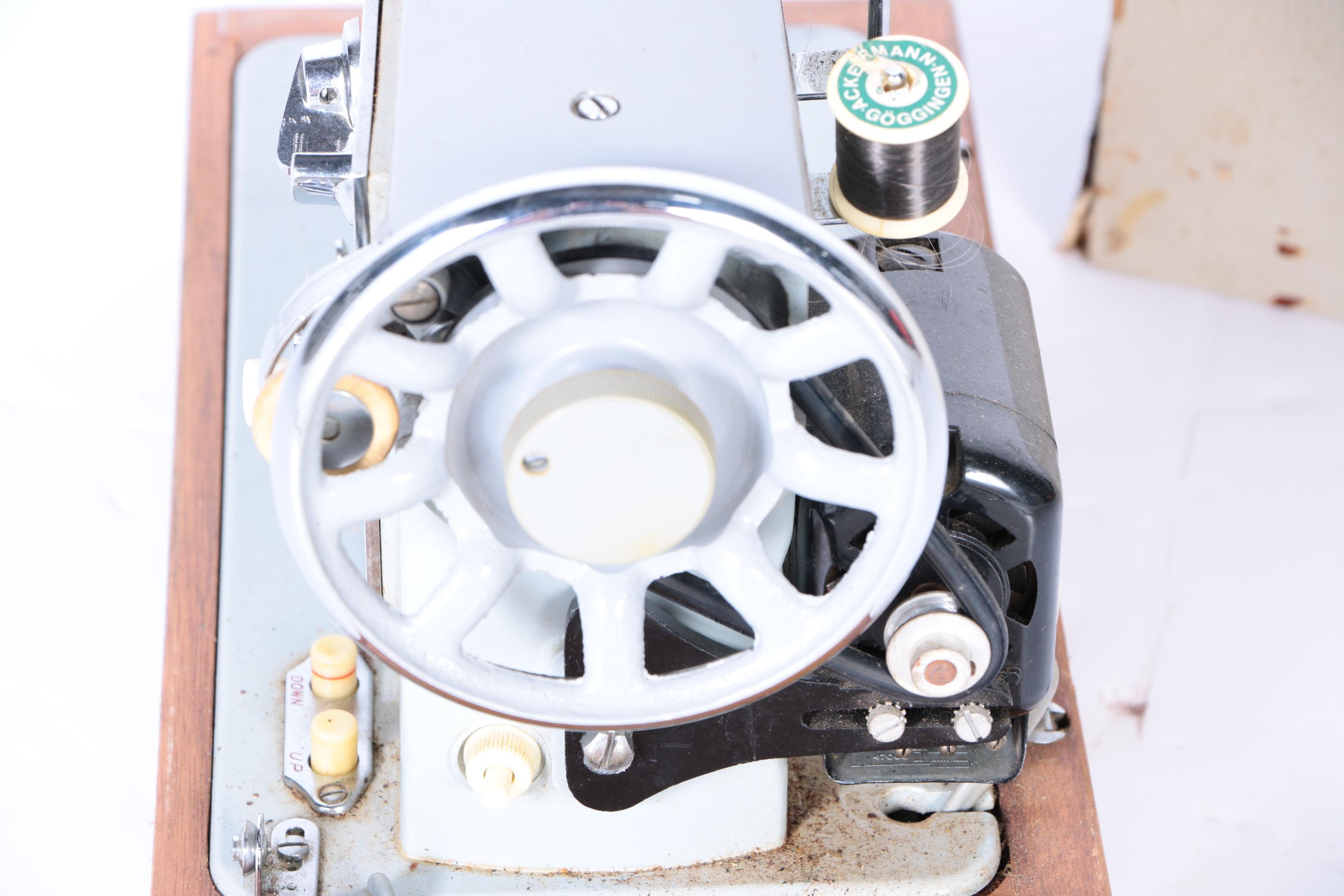 Read's Sailmaker Sewing Machine With Case