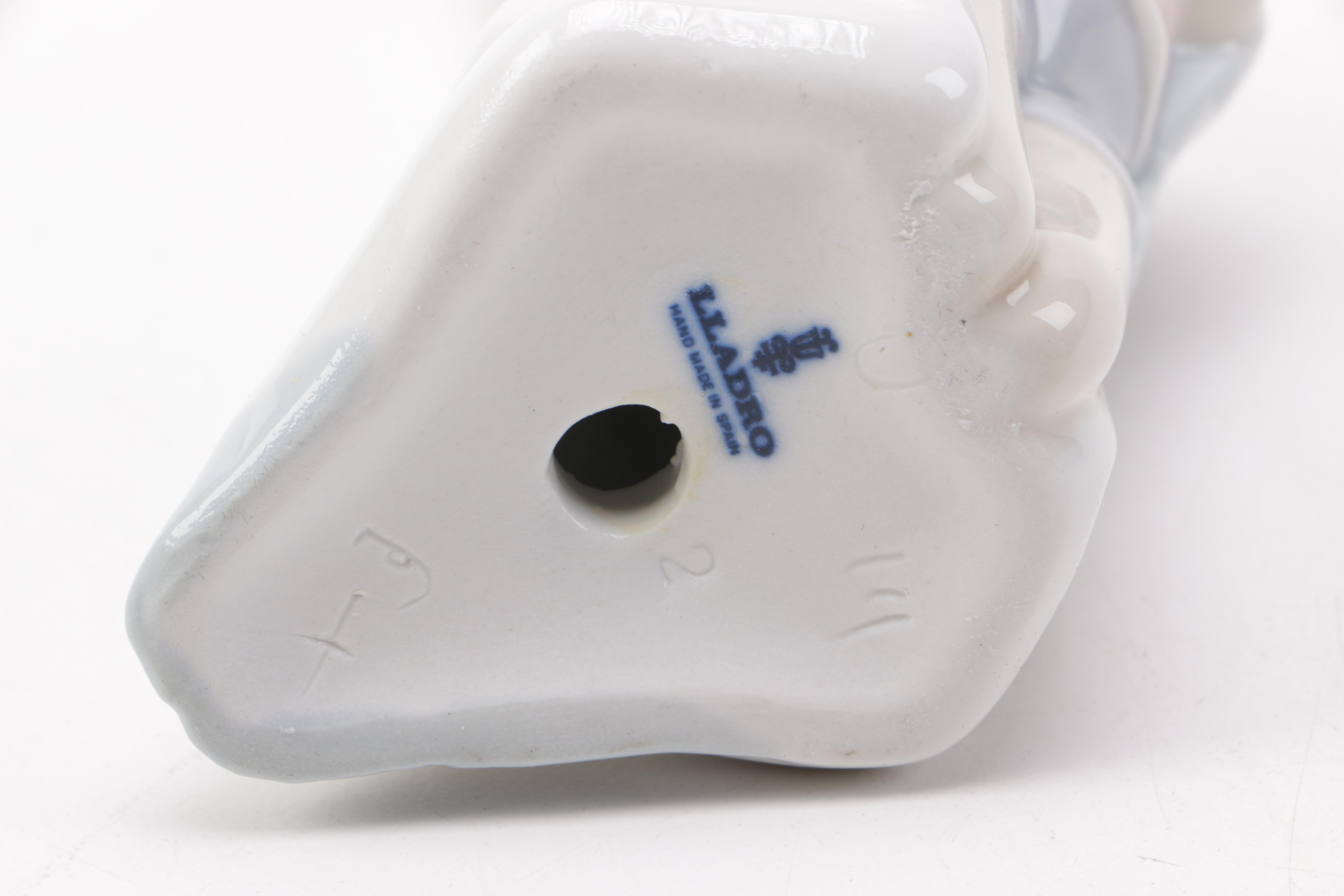 Lladro Kneeling Girl With Gift Figurine