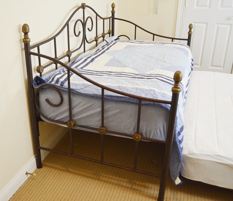 Iron Tone Daybed with Pop-Up Trundle and Bedding