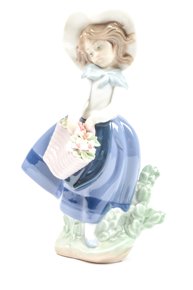 Lladro "Pretty Pickings" Figurine