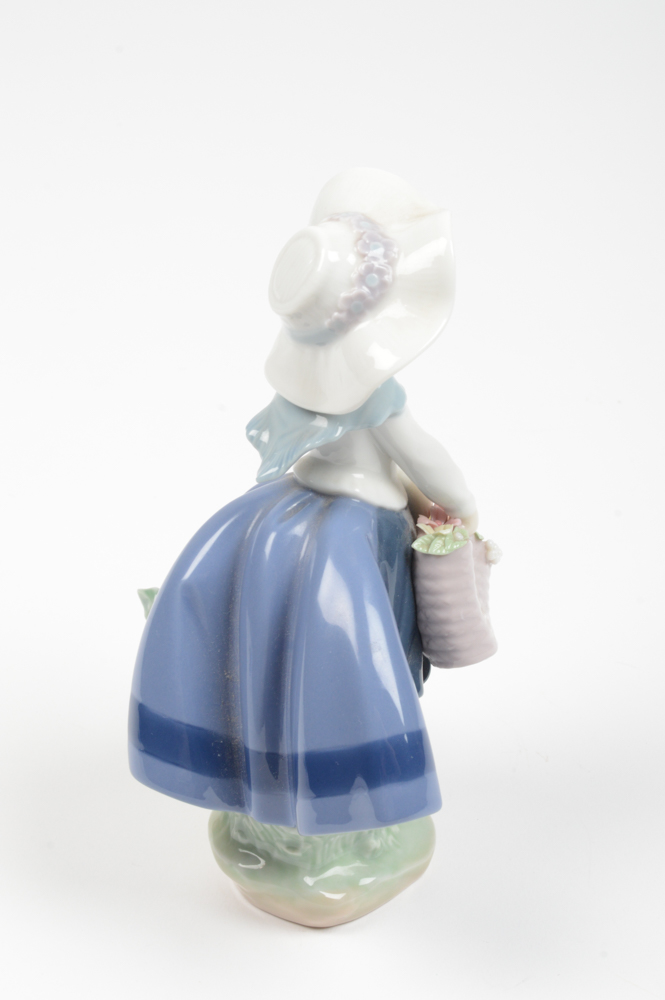 Lladro "Pretty Pickings" Figurine