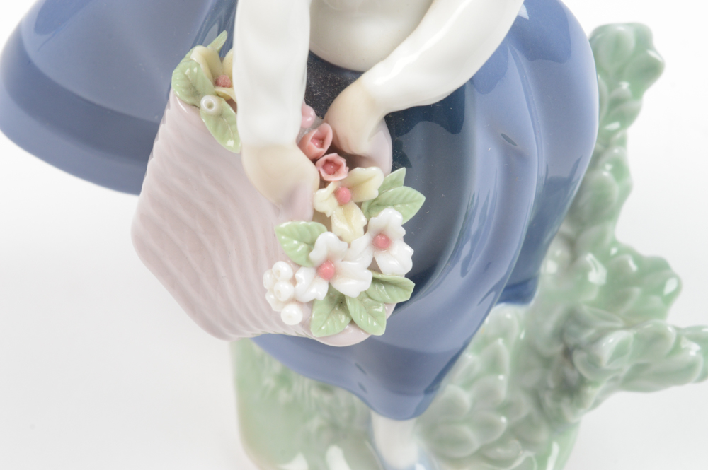 Lladro "Pretty Pickings" Figurine