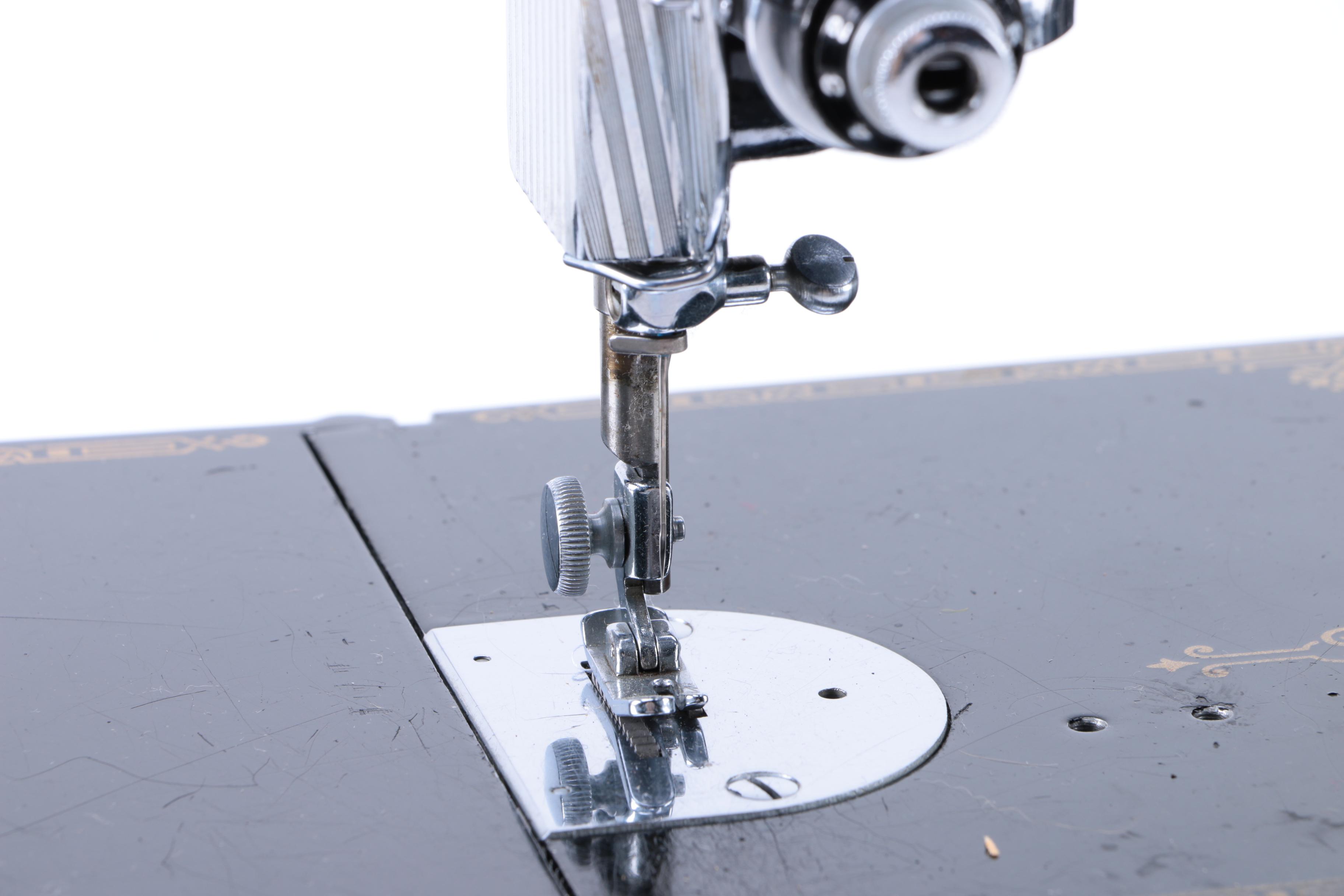 Vintage Singer Featherweight Sewing Machine with Case