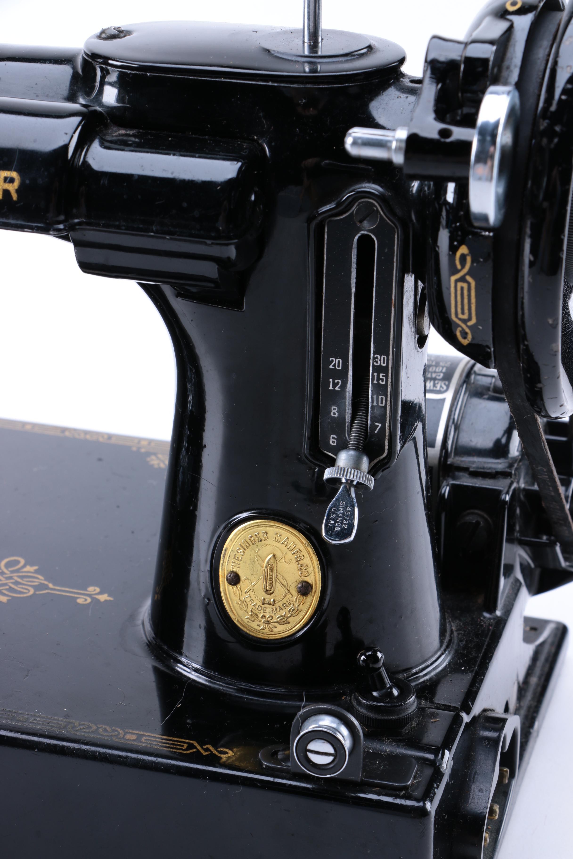 Vintage Singer Featherweight Sewing Machine with Case