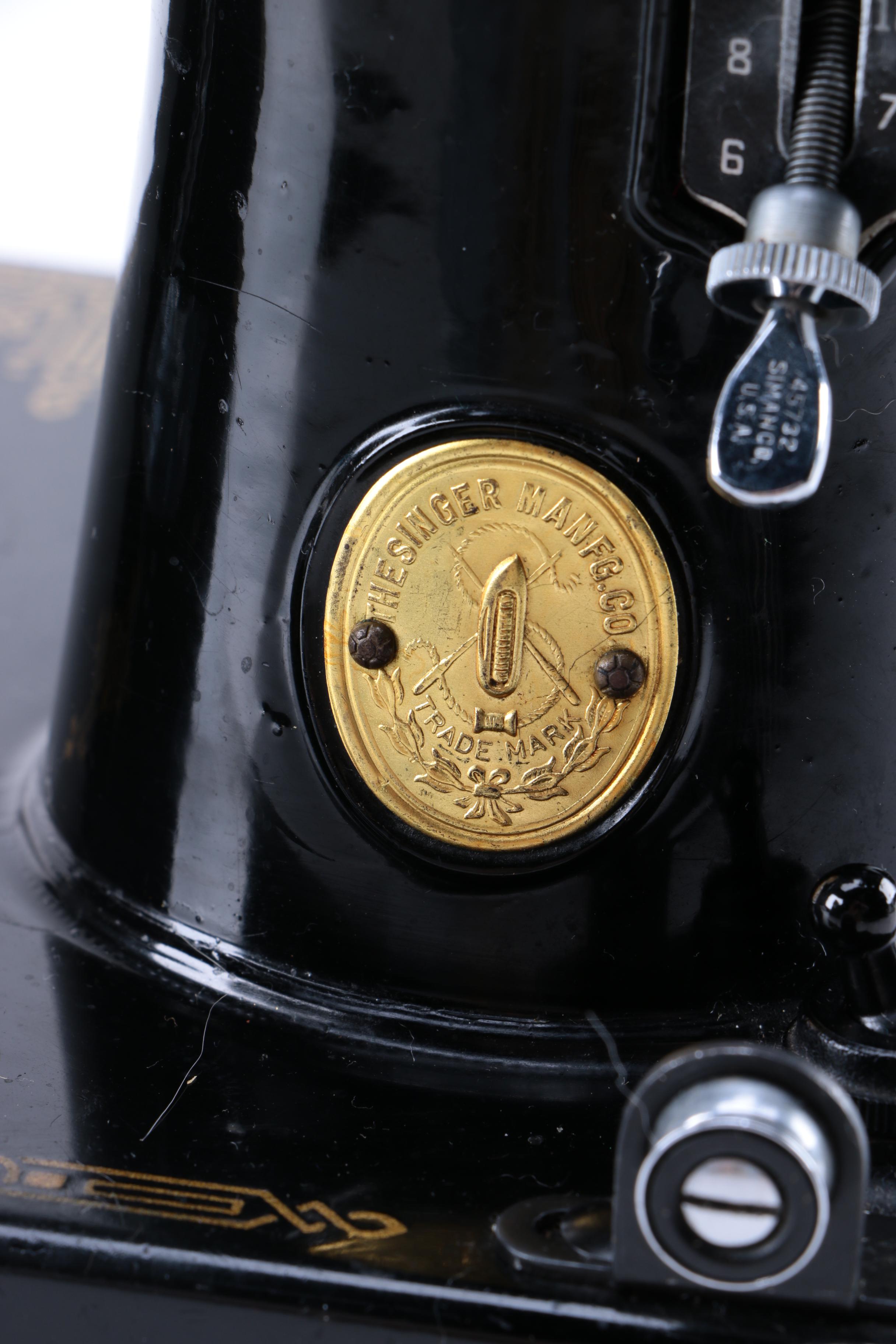 Vintage Singer Featherweight Sewing Machine with Case