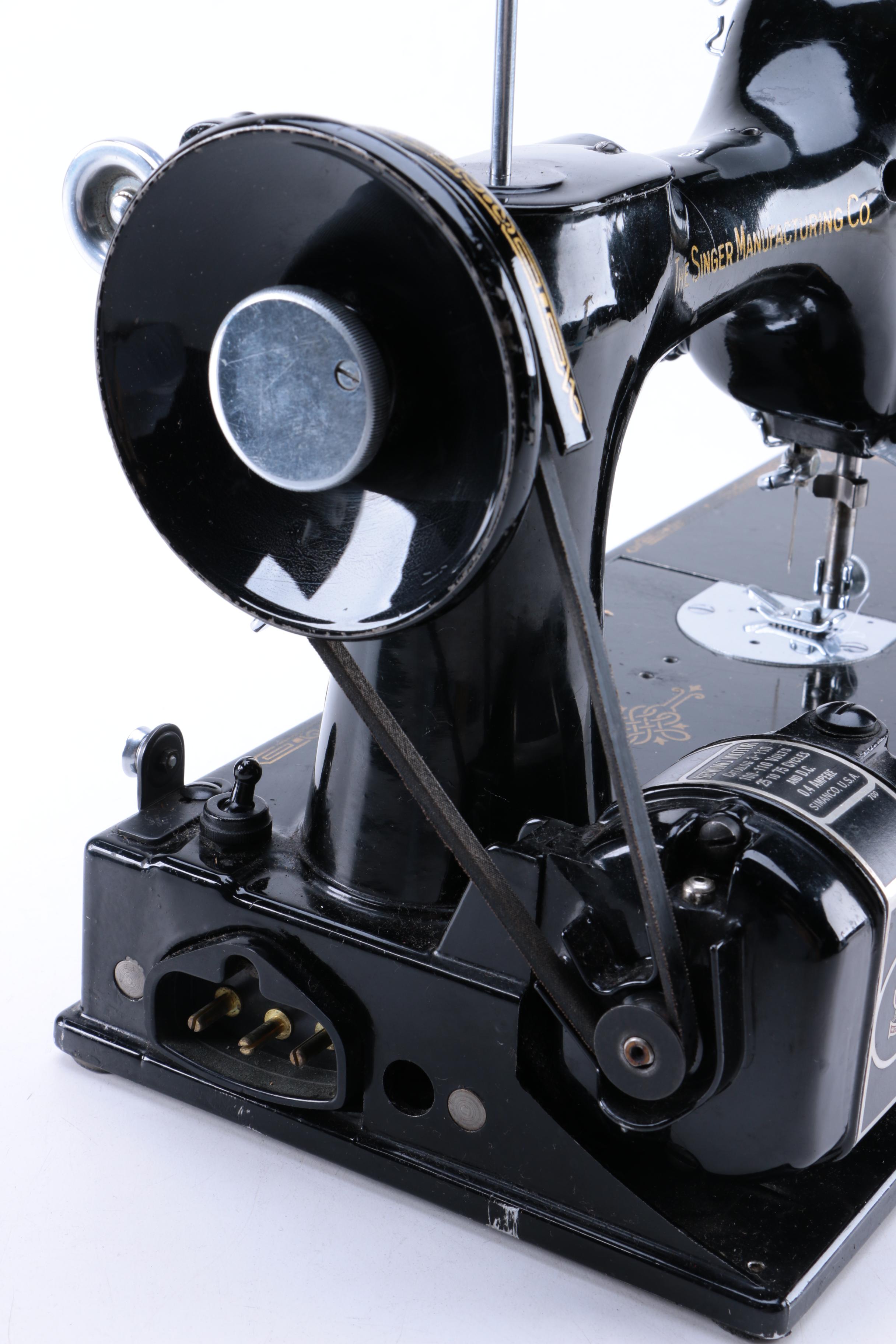 Vintage Singer Featherweight Sewing Machine with Case