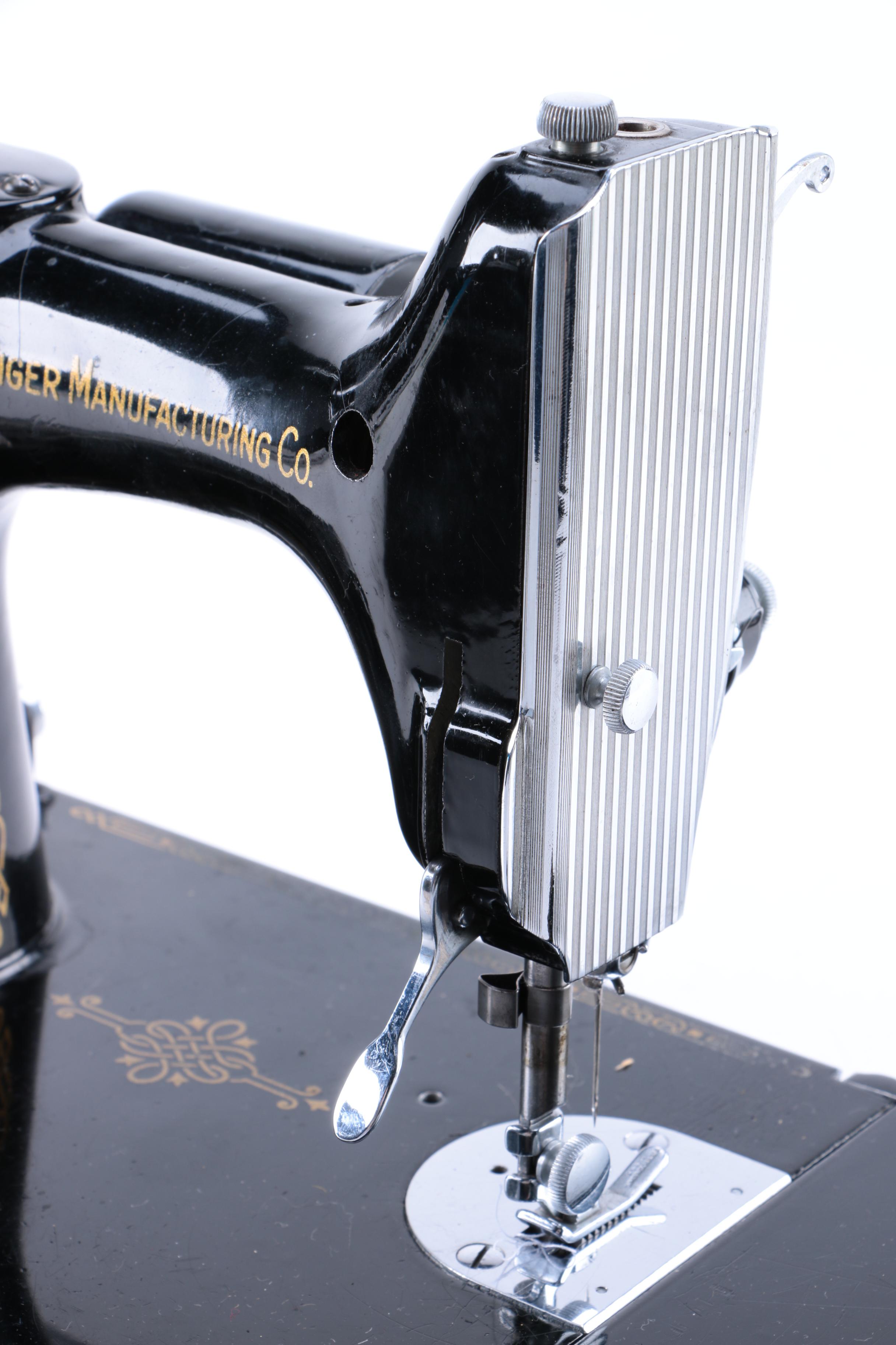 Vintage Singer Featherweight Sewing Machine with Case