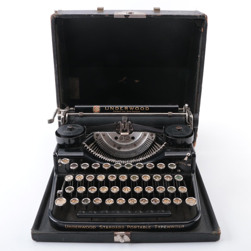 VIntage Underwood Portable Typewriter in Case