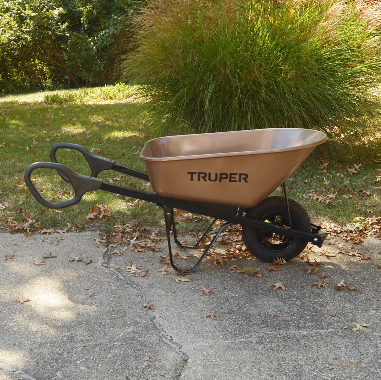 Truper 6cu. ft Powder Coat Wheelbarrow