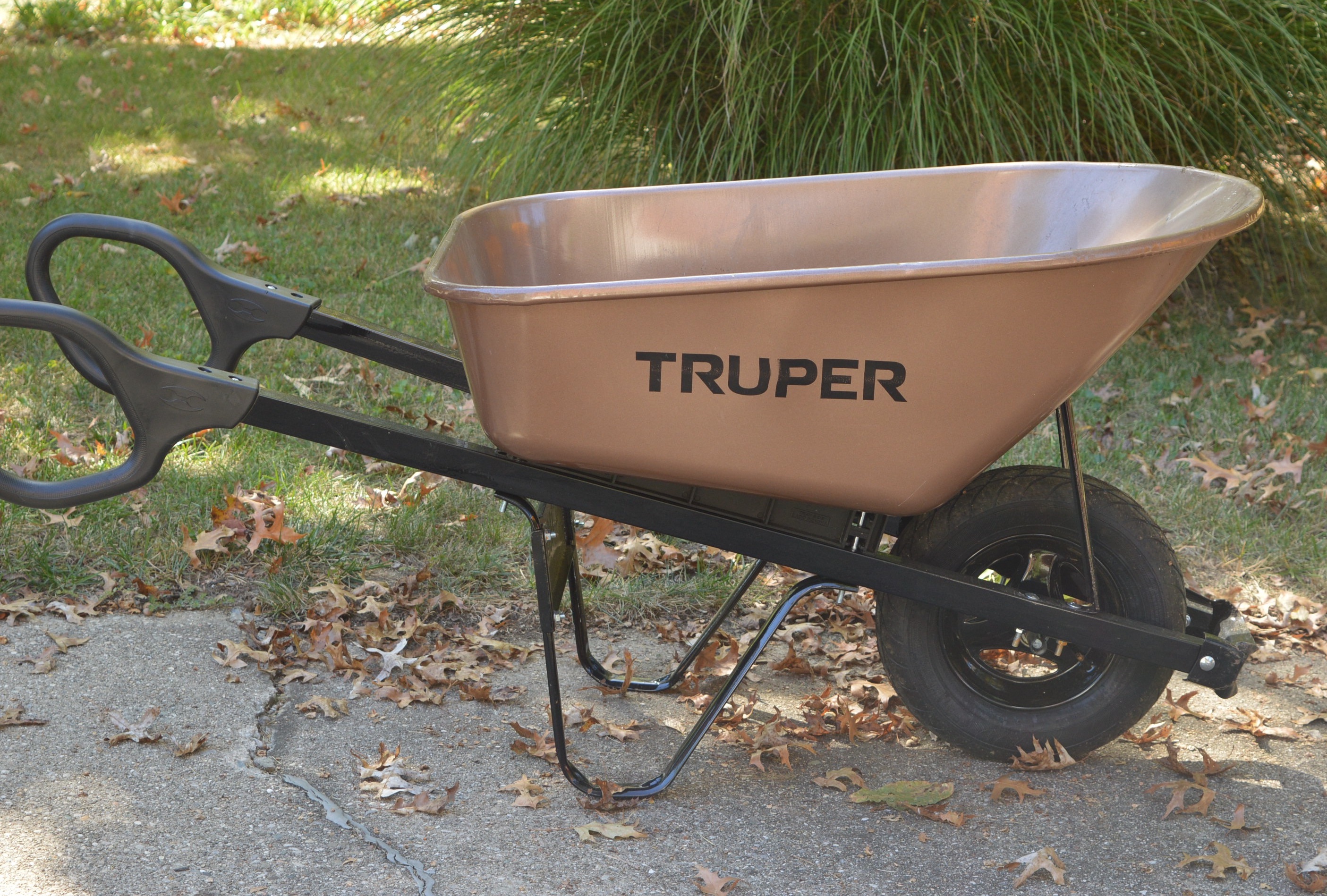 Truper 6cu. ft Powder Coat Wheelbarrow