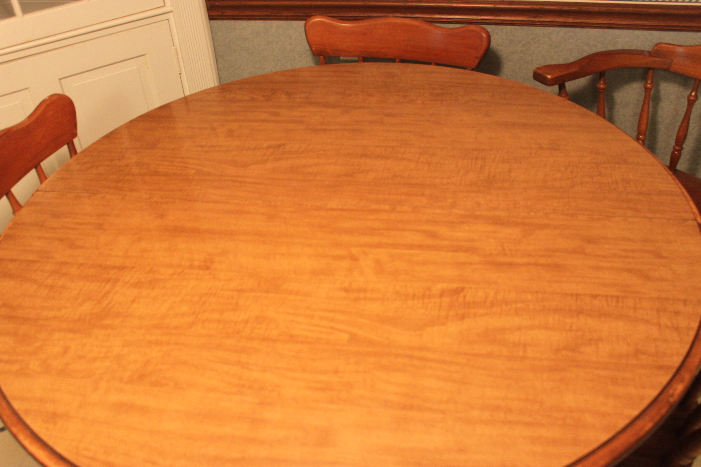 Vintage Traditional Style Dining Table and Chairs