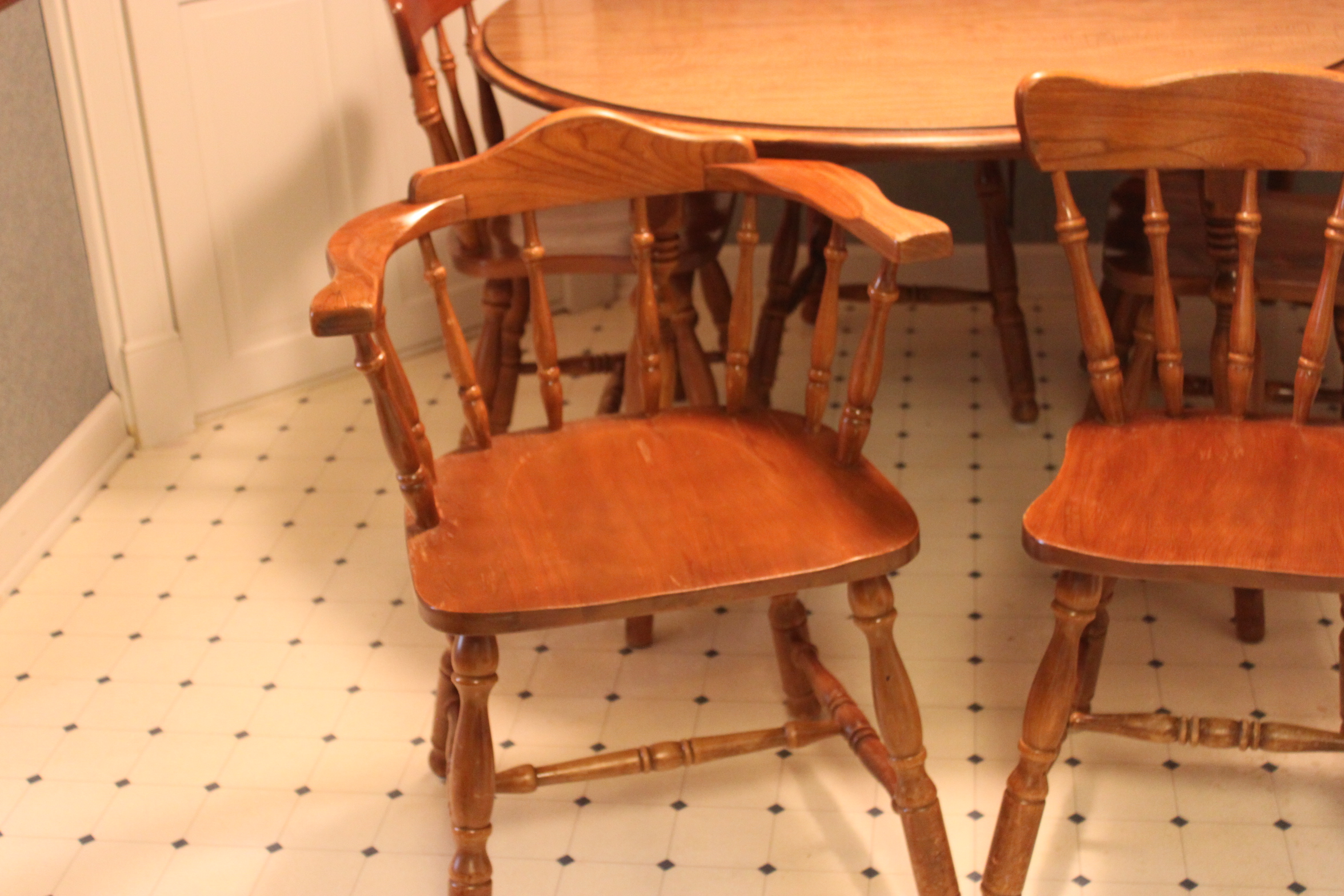 Vintage Traditional Style Dining Table and Chairs