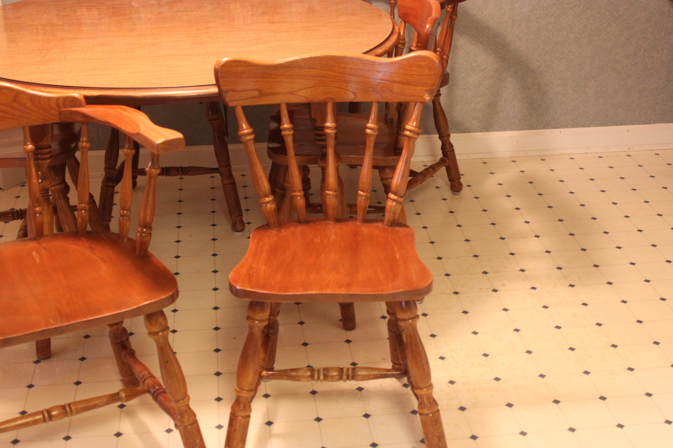 Vintage Traditional Style Dining Table and Chairs