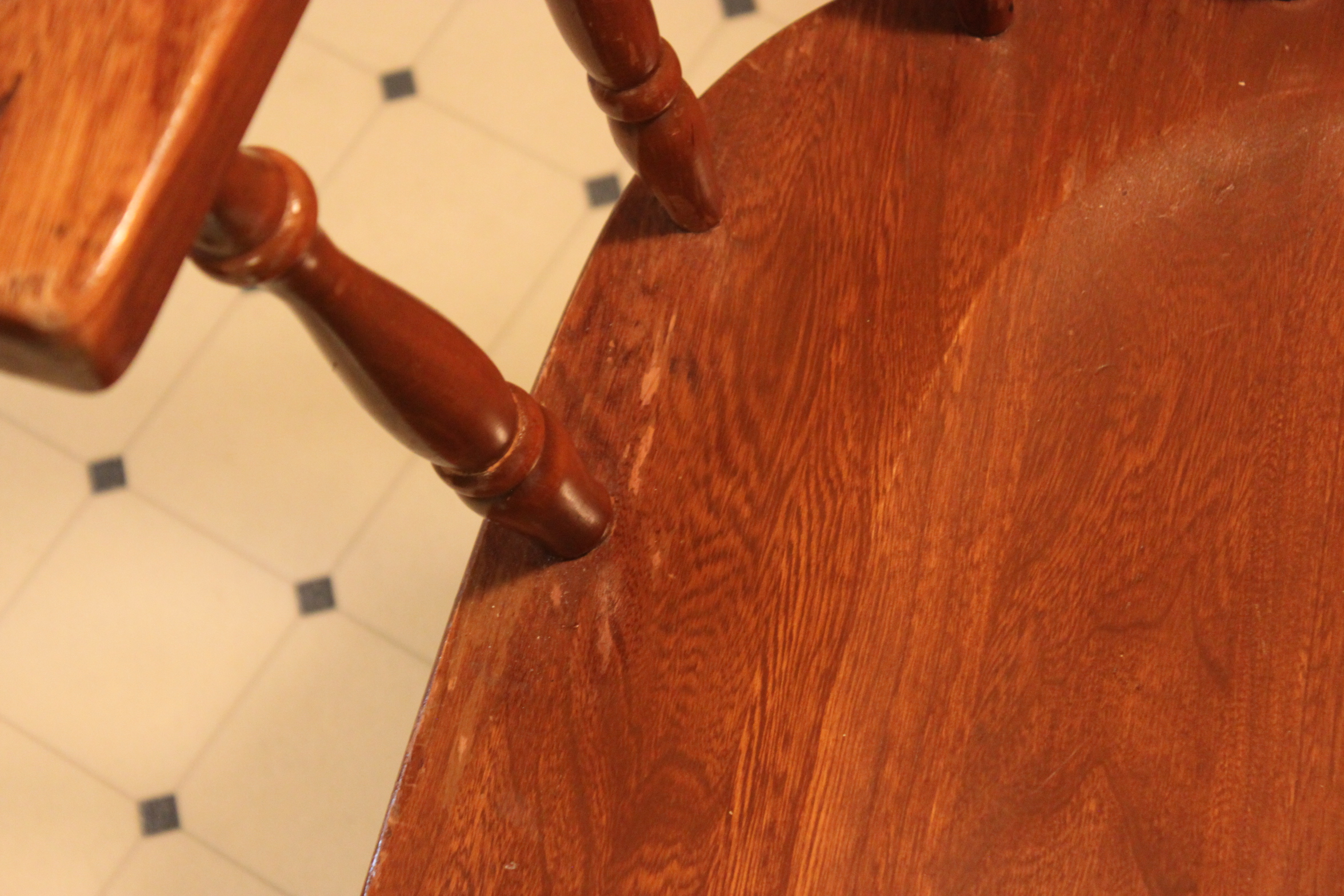 Vintage Traditional Style Dining Table and Chairs