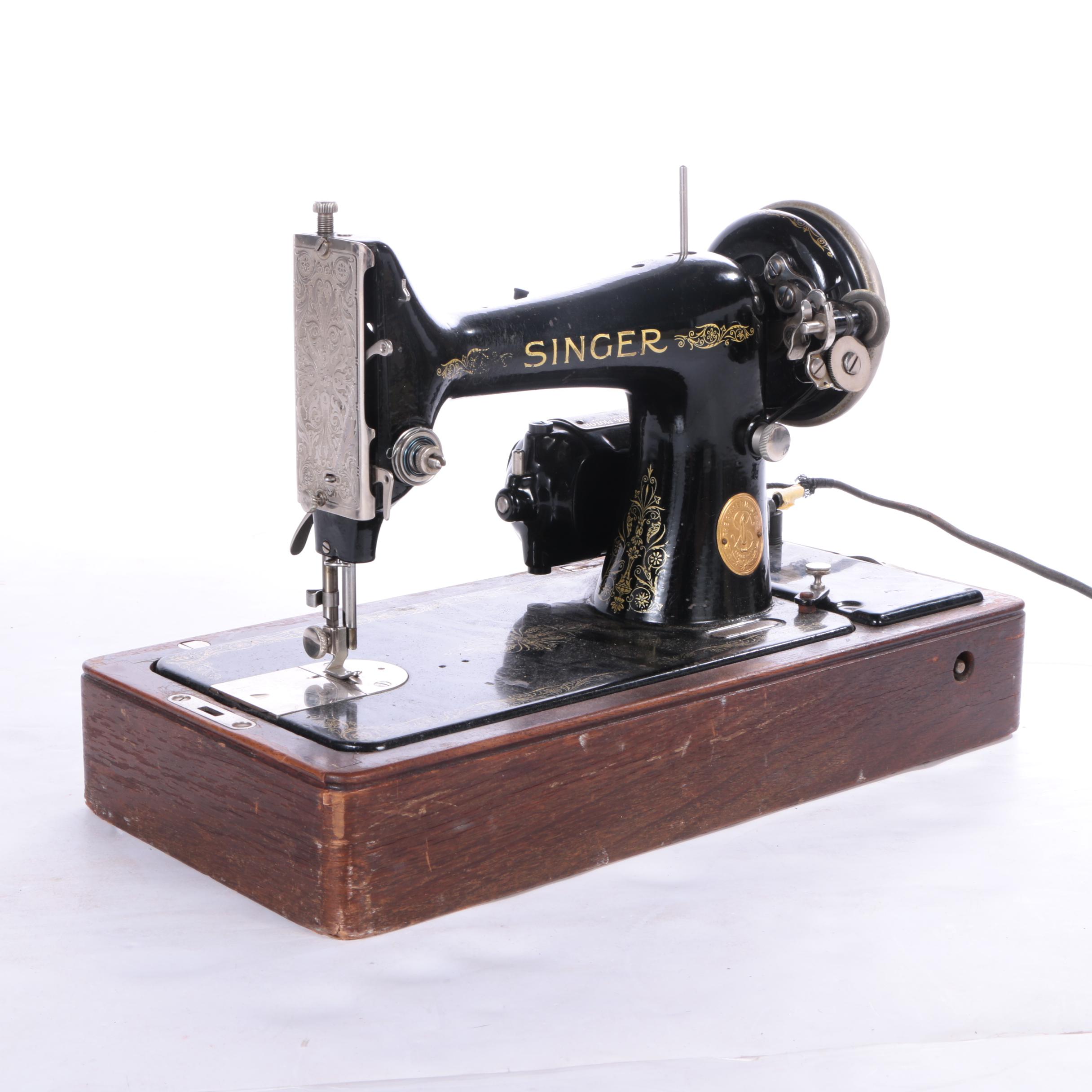 Vintage Singer Sewing Machine in Case