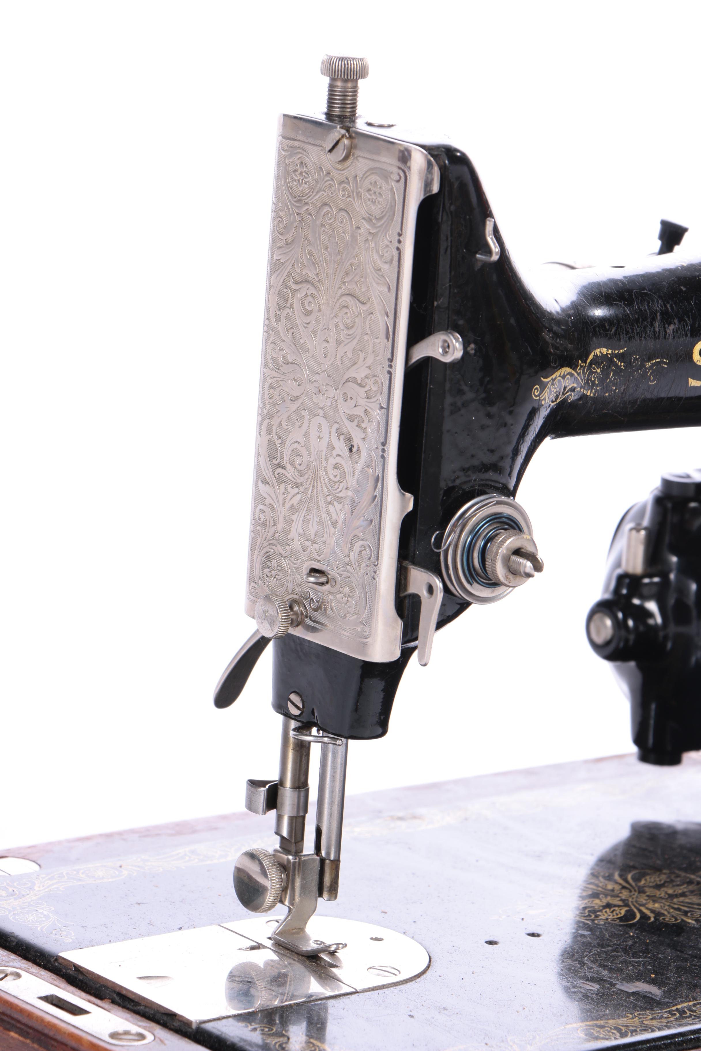 Vintage Singer Sewing Machine in Case