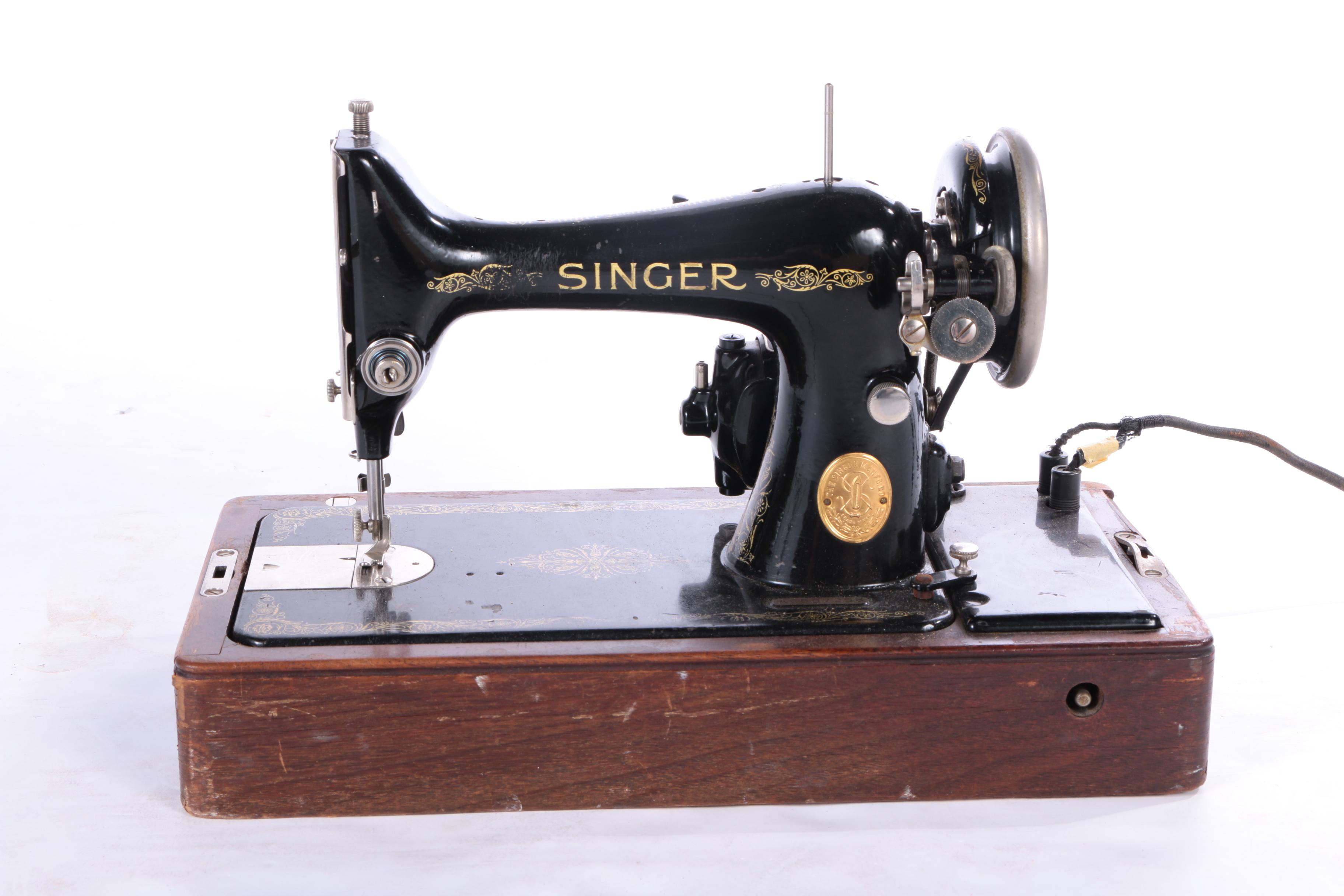Vintage Singer Sewing Machine in Case