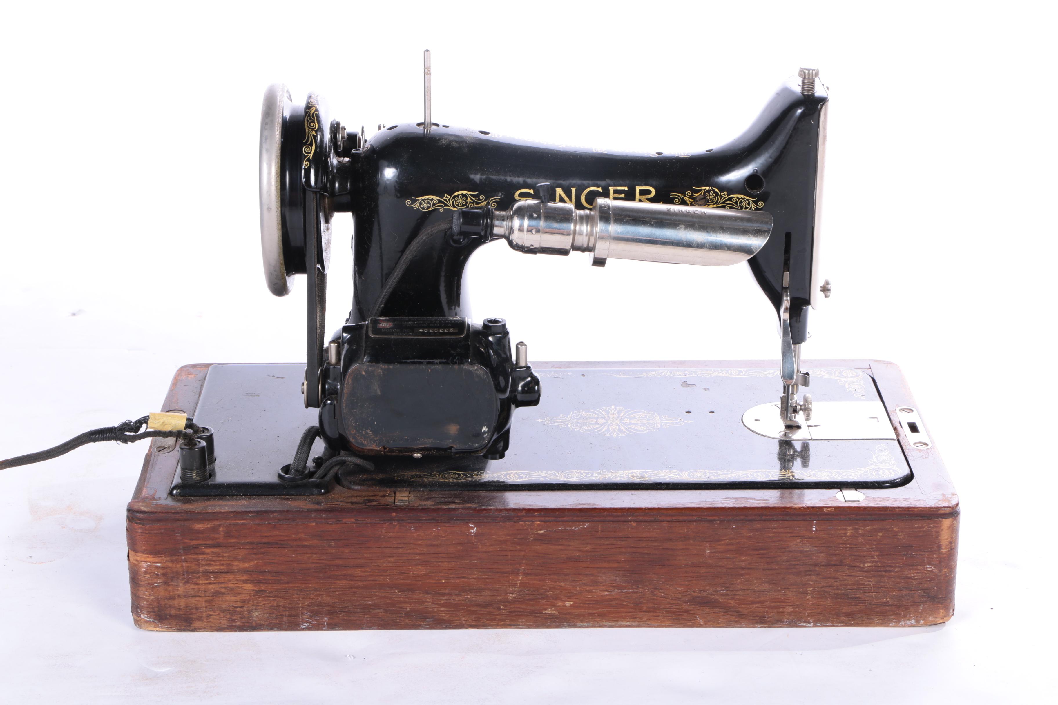 Vintage Singer Sewing Machine in Case