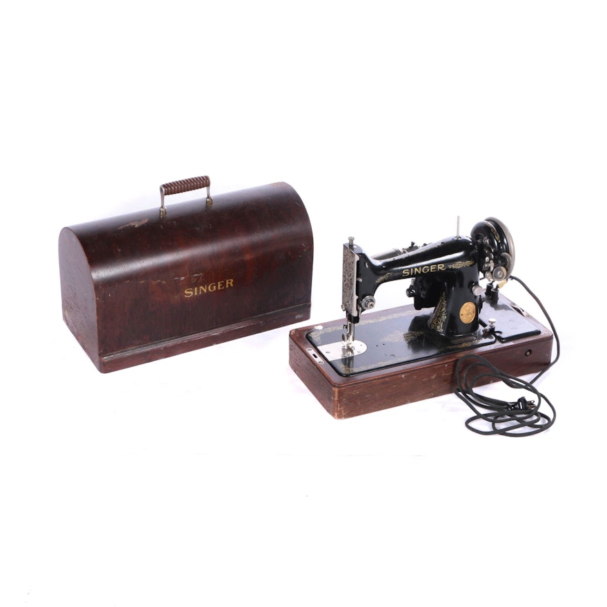 Vintage Singer Sewing Machine in Case