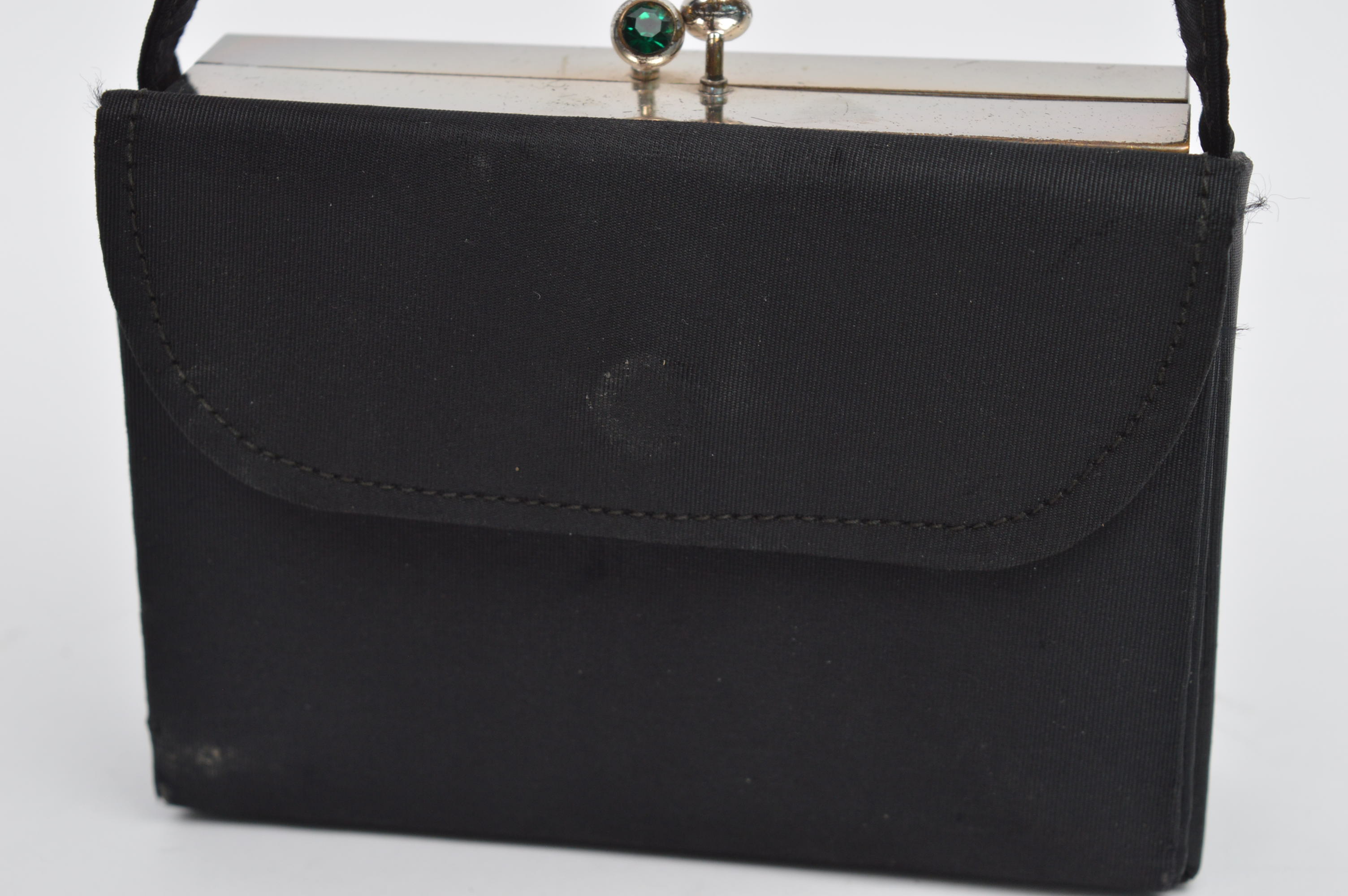 Volupte Compact Case with Carrier